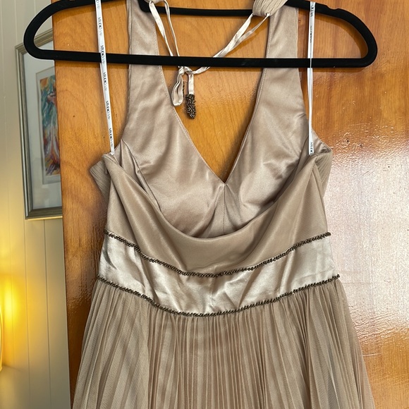 Halter gold/beige dress. Pleated. In perfect condition. - Picture 4 of 6